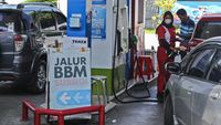 Petugas SPBU melayani pembelian Bahan Bakar Minyak (BBM) jenis Pertalite. Pertamina membantah adanya pembatasan nominal pembelian Pertalite Rp50 ribu per transaksi.