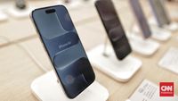Konsumen meninjau unit iPhone terbaru di tengah pasar smartphone global yang menunjukkan tren kontras.