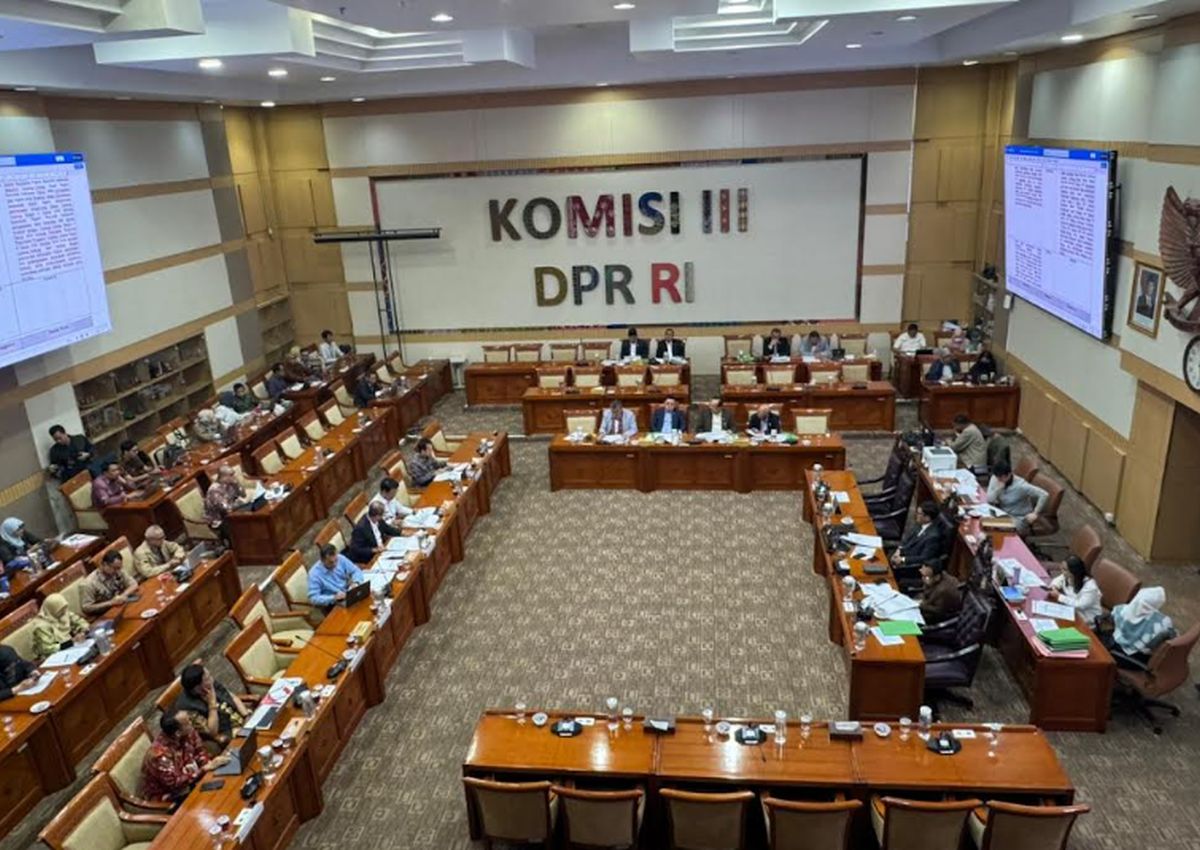 Kementerian Hukum dan Hak Asasi Manusia (Kemenkumham) menyerahkan 112 Daftar Inventarisasi Masalah (DIM) RUU Polri kepada Komisi III DPR RI, memulai babak baru pembahasan revisi Undang-Undang Kepolisian.