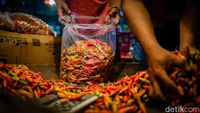 Harga cabai merah di pasar tradisional Jakarta yang melonjak tajam akibat pelemahan nilai tukar Rupiah.