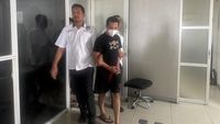 Petugas keamanan bandara memperlihatkan barang bukti sabu yang disita dari seorang kurir mahasiswa.