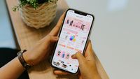 Ilustrasi pelaku UMKM yang berjualan online, kini diwajibkan memiliki Nomor Induk Berusaha (NIB) untuk memperkuat legalitas dan kredibilitas bisnis mereka di platform e-commerce.