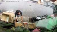 Ilustrasi minyak goreng di warung kelontong. Penangkapan seorang pria di Tambora terkait pencurian minyak goreng menyoroti tantangan ekonomi warga kota.