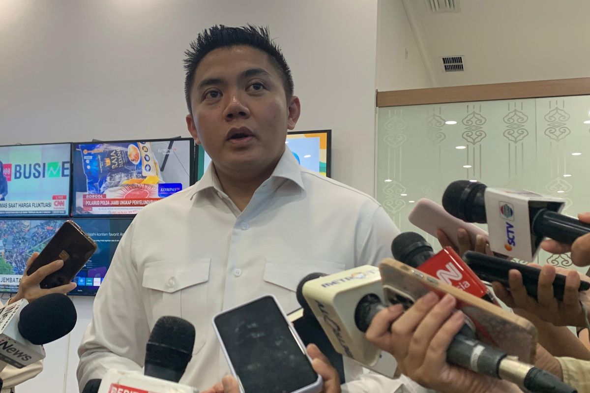 Sekretaris Kabinet Teddy Indra Wijaya mengungkapkan hasil konkret diplomasi Presiden Prabowo Subianto, termasuk potensi kerja sama BRICS dan komitmen investasi senilai Rp2.430 triliun.