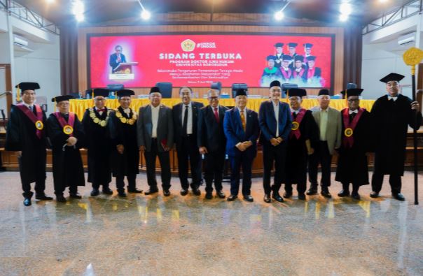 Anggota DPR Abidin Fikri saat mempertahankan disertasinya tentang rekonstruksi pengaturan pemerataan tenaga medis untuk kesehatan yang berkeadilan.