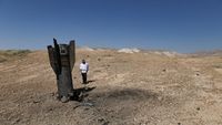 sisa-rudal-iran-tertancap-di-tepi-barat-yang-dikuasai-israel-1780983196096_169