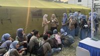 Solidaritas tanpa batas. Sejumlah siswa dari sebuah sekolah di Jakarta memberikan bantuan dan dukungan moral kepada teman sekelasnya yang terdampak kebakaran di kawasan Kemayoran.