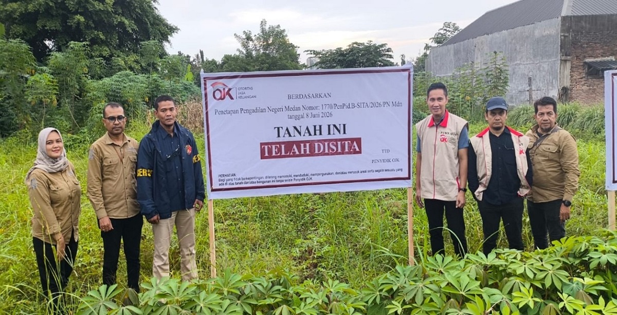 Petugas OJK melakukan penyegelan aset properti yang disita di Medan terkait dugaan fraud BPRS.