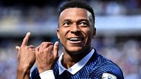Kylian Mbappe saat melakukan selebrasi tiup seruling ikoniknya di Piala Dunia 2022, sebuah gestur yang memicu rasa penasaran dan diskusi global.