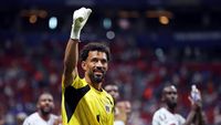Kiper Cape Verde, Vozinha, dikenal dengan helm pelindungnya yang khas, kini merayakan 14 juta follower di media sosial.