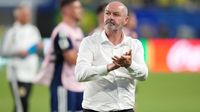 Steve Clarke, pelatih Timnas Skotlandia, saat memberikan instruksi dari pinggir lapangan sebelum mengumumkan pengunduran dirinya pasca tersingkir dari Piala Dunia 2026.