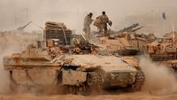 Anggota Hizbullah di Lebanon Selatan. Kelompok paramiliter tersebut mengklaim telah menghancurkan tiga tank tempur Israel di tengah peningkatan ketegangan di perbatasan yang memanas.