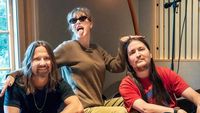 Max Martin dan Taylor Swift, dua sosok penting di balik sejumlah lagu hit global, berkolaborasi dalam berbagai karya populer. Penjualan katalog musik Martin memicu analisis mendalam mengenai dampak finansial pada royalti bersama mereka.