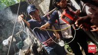 Tim peneliti dari Universitas Gadjah Mada (UGM) saat melakukan investigasi awal di lokasi rumah Fia yang kerap mengalami kebakaran misterius di Sleman.