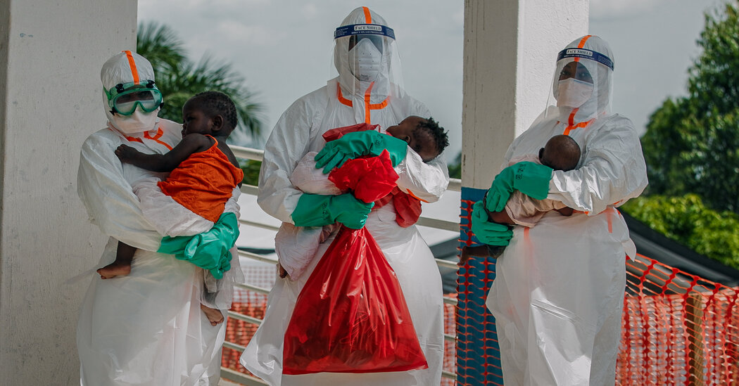 Seorang petugas kesehatan bersiap untuk memeriksa anak-anak di sebuah fasilitas yang telah disterilkan, menyusul wabah Ebola di Republik Demokratik Kongo.