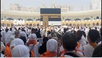 Jemaah haji melakukan tawaf mengelilingi Ka'bah di Masjidil Haram, Makkah, Arab Saudi. Persiapan dini diharapkan meningkatkan kelancaran ibadah.