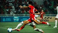 Aksi pemain Timnas Indonesia U-19 dalam pertandingan Piala AFF U-19 2026. Gol Reno Salampessy membawa Garuda Muda unggul di babak pertama.