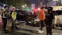 Petugas kepolisian melakukan olah tempat kejadian perkara (TKP) pasca tabrakan beruntun di Jalan Tentara Pelajar Semarang yang melibatkan lima kendaraan dan menyebabkan enam orang terluka. Pengemudi mobil Hyundai diduga melarikan diri dari lokasi.