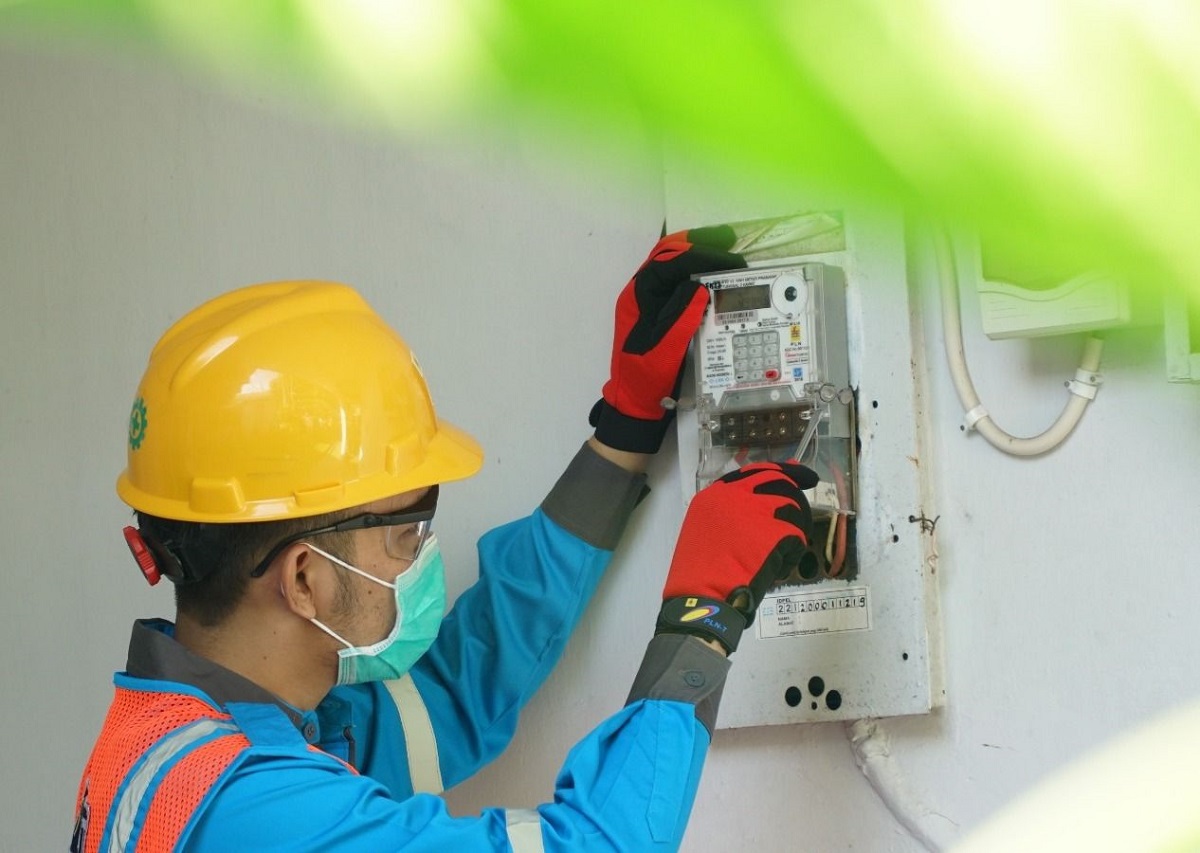 Petugas PLN sedang memeriksa instalasi listrik. Pemerintah memastikan tarif listrik tidak naik untuk triwulan kedua 2026.