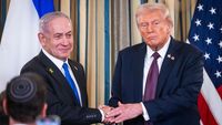 Mantan Presiden Donald Trump saat menyampaikan pernyataan penting terkait kebijakan luar negeri AS di masa lalu, menunjukkan fokusnya pada Timur Tengah.