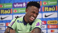 Vinicius Junior (kiri) dan Achraf Hakimi (kanan) - dua bintang yang mewakili era baru sepak bola global.