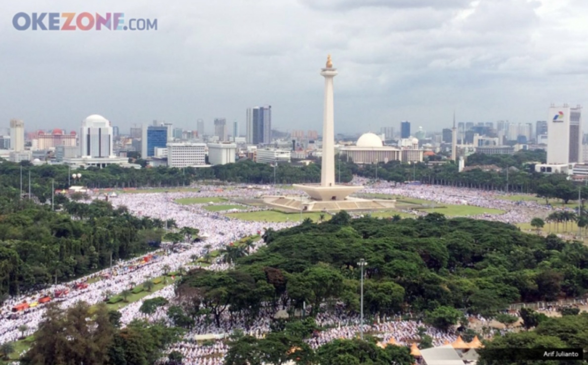 Warga Jakarta merayakan Hari Jadi kota metropolitan ini, sebuah tradisi yang dimulai atas inisiatif Wali Kota Sudiro.