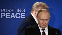 Mantan Presiden AS Donald Trump (tengah) menyampaikan pernyataan di hadapan media. Sikapnya yang kerap mengejutkan terus menjadi sorotan dunia internasional dan memancing analisis mendalam.