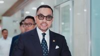 Wakil Ketua Komisi III DPR RI, Sahroni, saat menyampaikan pernyataan di hadapan media terkait penanganan kasus korupsi.
