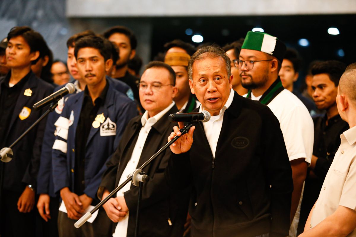 Wakil Ketua DPR RI, Saan Mustopa, menemui mahasiswa dalam aksi demonstrasi di depan Gedung DPR, Jakarta, dan menjanjikan pembebasan tahanan sebagai respons atas tuntutan massa.