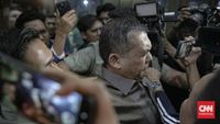 Wakil Menteri Imigrasi dan Pemasyarakatan Silmy Karim saat menyerahkan diri ke gedung KPK, terkait dugaan korupsi perizinan tinggal WNA.