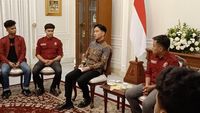 Wakil Presiden Gibran Rakabuming Raka menerima perwakilan mahasiswa yang menyampaikan aspirasi mereka terkait evaluasi kebijakan pemerintah menyusul demonstrasi di Monas.