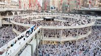 Jemaah haji dan umrah melakukan tawaf di area Mataf yang telah diperluas di Masjidil Haram, Makkah. Proyek vital ini sukses dikerjakan oleh PT Waskita Karya, meningkatkan kapasitas jemaah secara signifikan.