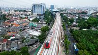 Tim PT Waskita Karya saat melakukan inspeksi keselamatan di lokasi proyek LRT Jakarta Fase 1B. Komitmen terhadap K3 telah membawa perusahaan mencapai 7,5 juta jam kerja selamat tanpa kecelakaan.