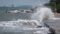 Gelombang tinggi menghantam pantai di wilayah perairan Jawa Timur. BMKG memperingatkan potensi gelombang mencapai 4 meter, mengimbau nelayan dan transportasi laut untuk waspada dan menunda aktivitas demi keselamatan.