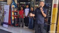 I Wayan Sutama, pemilik Bengkel Mobil Autotama, berpose di depan salah satu cabangnya yang telah sukses berkat ketekunan dan program binaan Yayasan Astra.