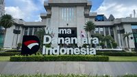 Ketua Umum KADIN Indonesia saat menyampaikan pernyataan terkait kinerja ekonomi nasional dan investasi.