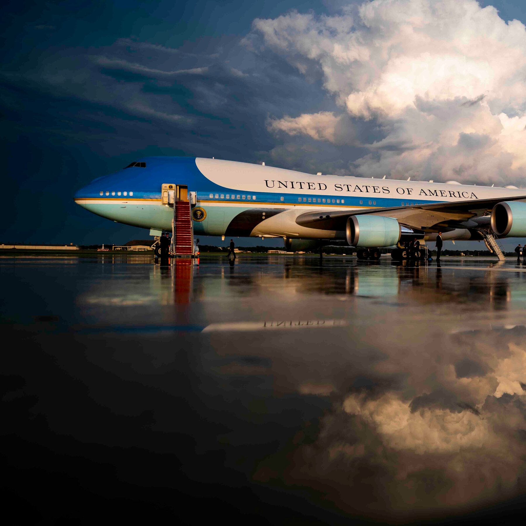 Presiden AS bepergian dengan berbagai moda transportasi, dari kereta kuda hingga Air Force One, membentuk citra Amerika selama dua setengah abad.