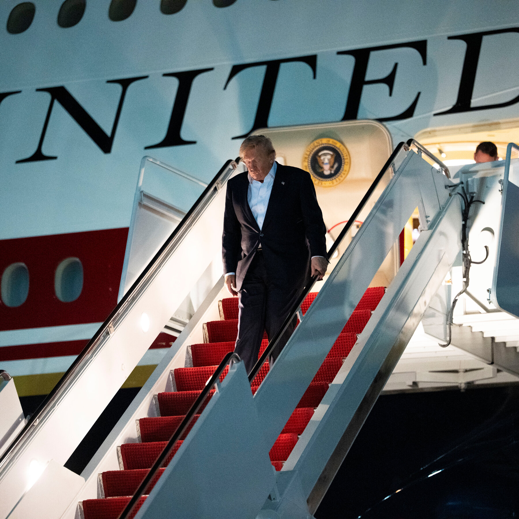 Pesawat kepresidenan Air Force One yang baru sedang dalam tahap produksi. Sebuah investigasi mengungkap adanya pembengkakan biaya dan kompromi keamanan akibat dorongan percepatan proyek pada era Presiden Trump.