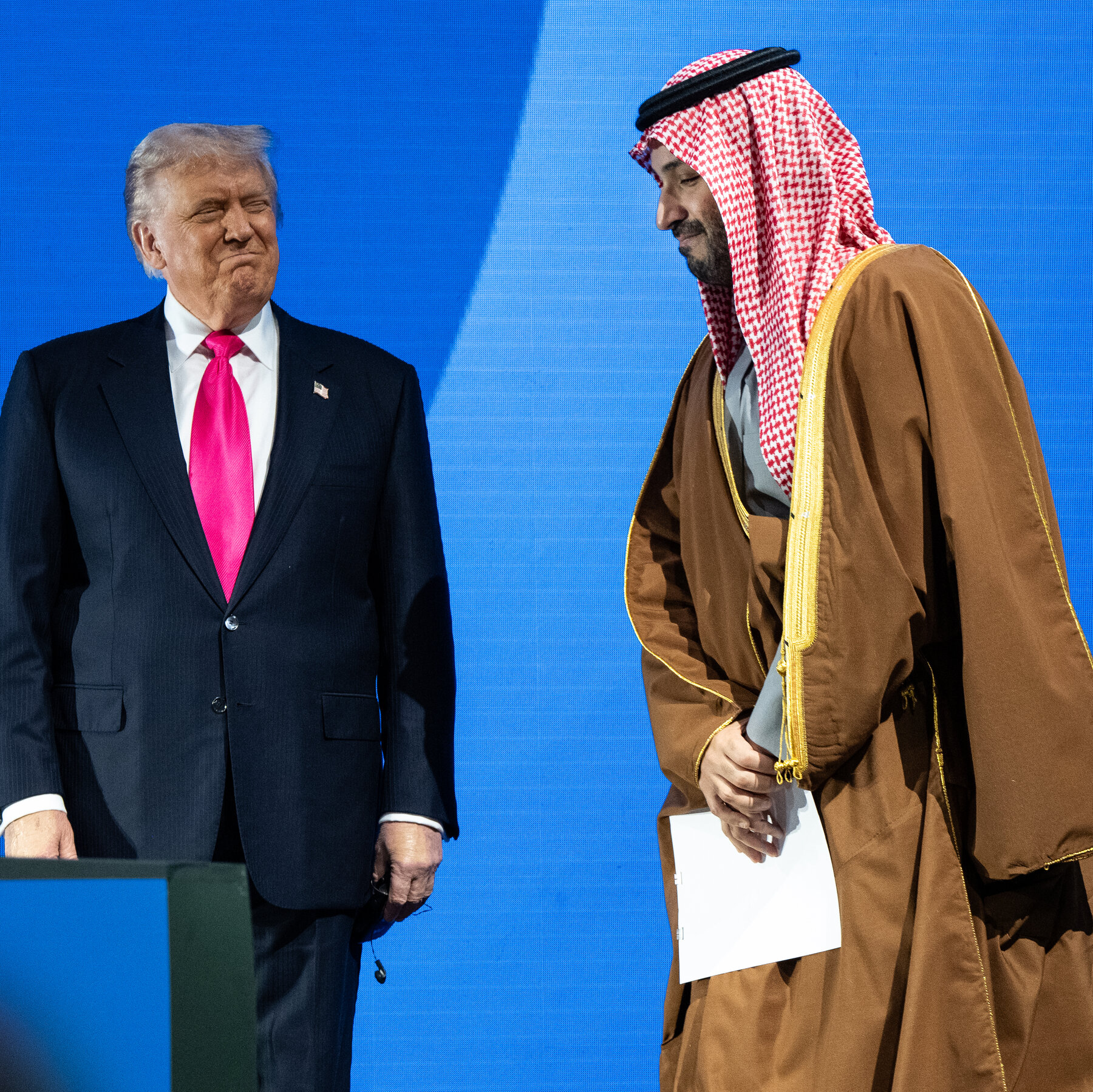 Pangeran Mahkota Arab Saudi Mohammed bin Salman (MBS) di sebuah pertemuan penting, merefleksikan pergeseran strategis dalam kebijakan luar negerinya terhadap Iran dan prioritas keamanan nasional.