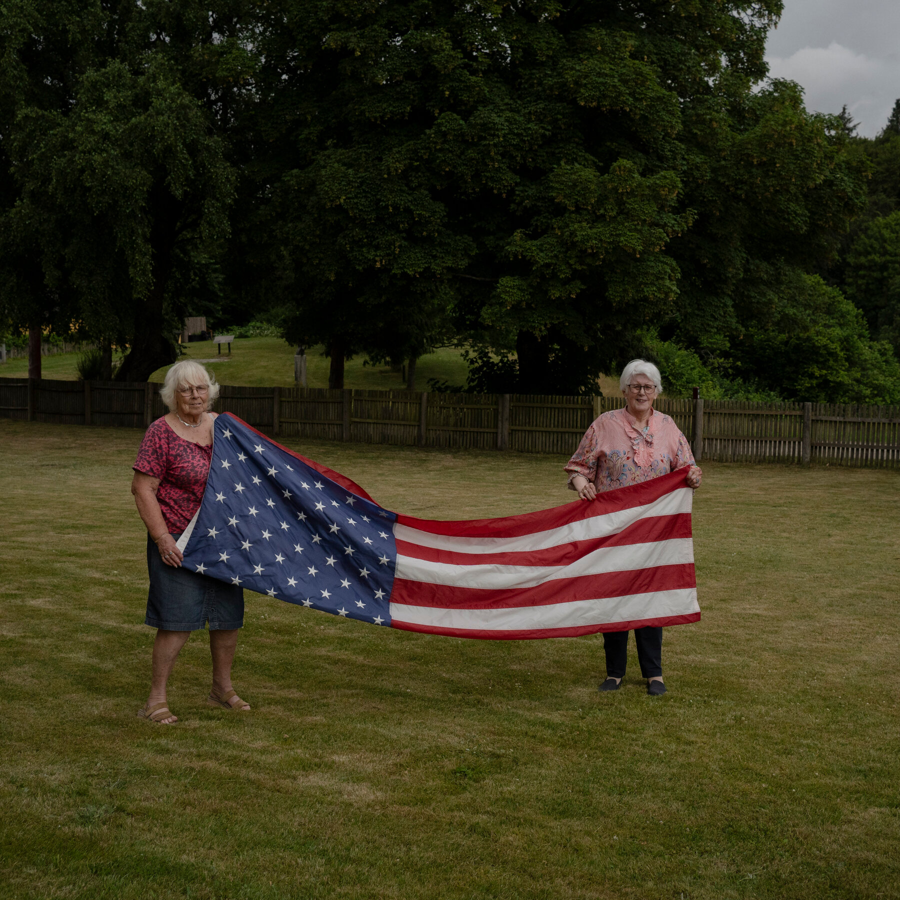 Bendera Denmark dan Amerika Serikat berkibar berdampingan, sebuah simbol hubungan yang kini teruji oleh sengketa diplomatik terkait Greenland.