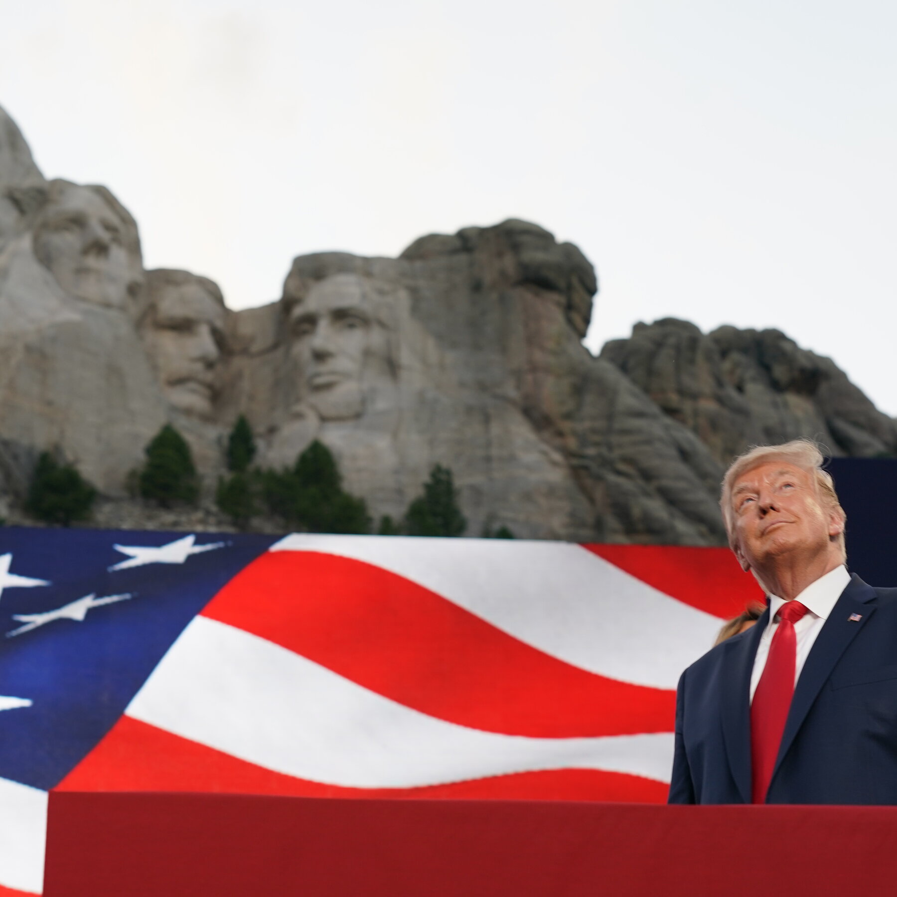 Presiden Donald Trump menyampaikan pidatonya di kaki Gunung Rushmore, sebuah acara yang memadukan pujian terhadap para pendiri bangsa dengan tuduhan keras terhadap lawan politiknya, jelang Hari Kemerdekaan AS.