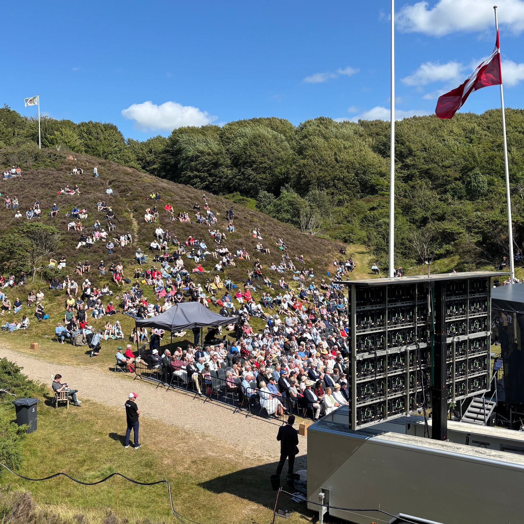 Bendera Denmark dan Amerika Serikat berkibar dalam perayaan 4 Juli di Denmark, yang tahun ini dibayangi oleh ketegangan diplomatik atas isu Greenland.