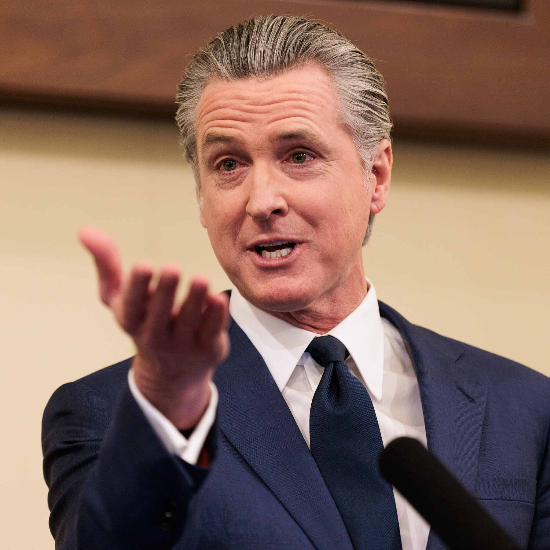Gubernur Gavin Newsom (kiri) dan Wes Moore (kanan) mengkritik keras rekam jejak Donald Trump, sementara Trump membalas dengan tudingan ekstremisme, memanaskan tensi politik di Amerika Serikat.