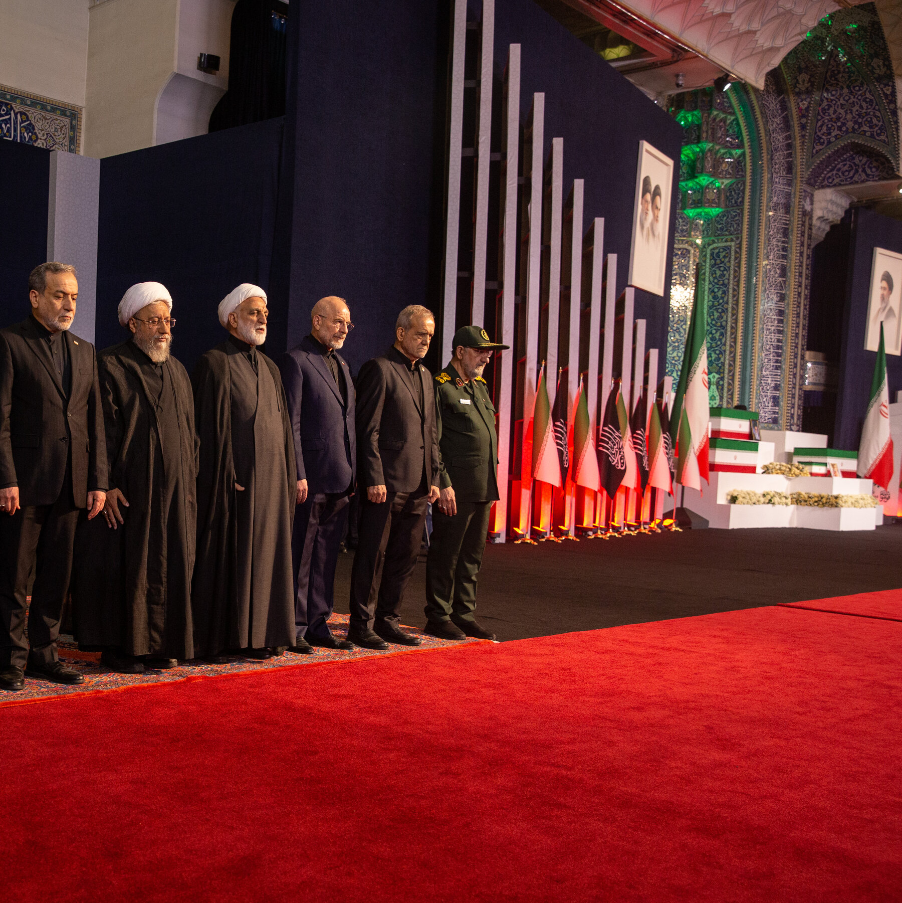 Ayatollah Ali Khamenei (kiri), Pemimpin Tertinggi Iran, dan putranya Mojtaba Khamenei (kanan), yang absen dari upacara pemakaman penting, memicu spekulasi mengenai suksesi kekuasaan di Tehran.
