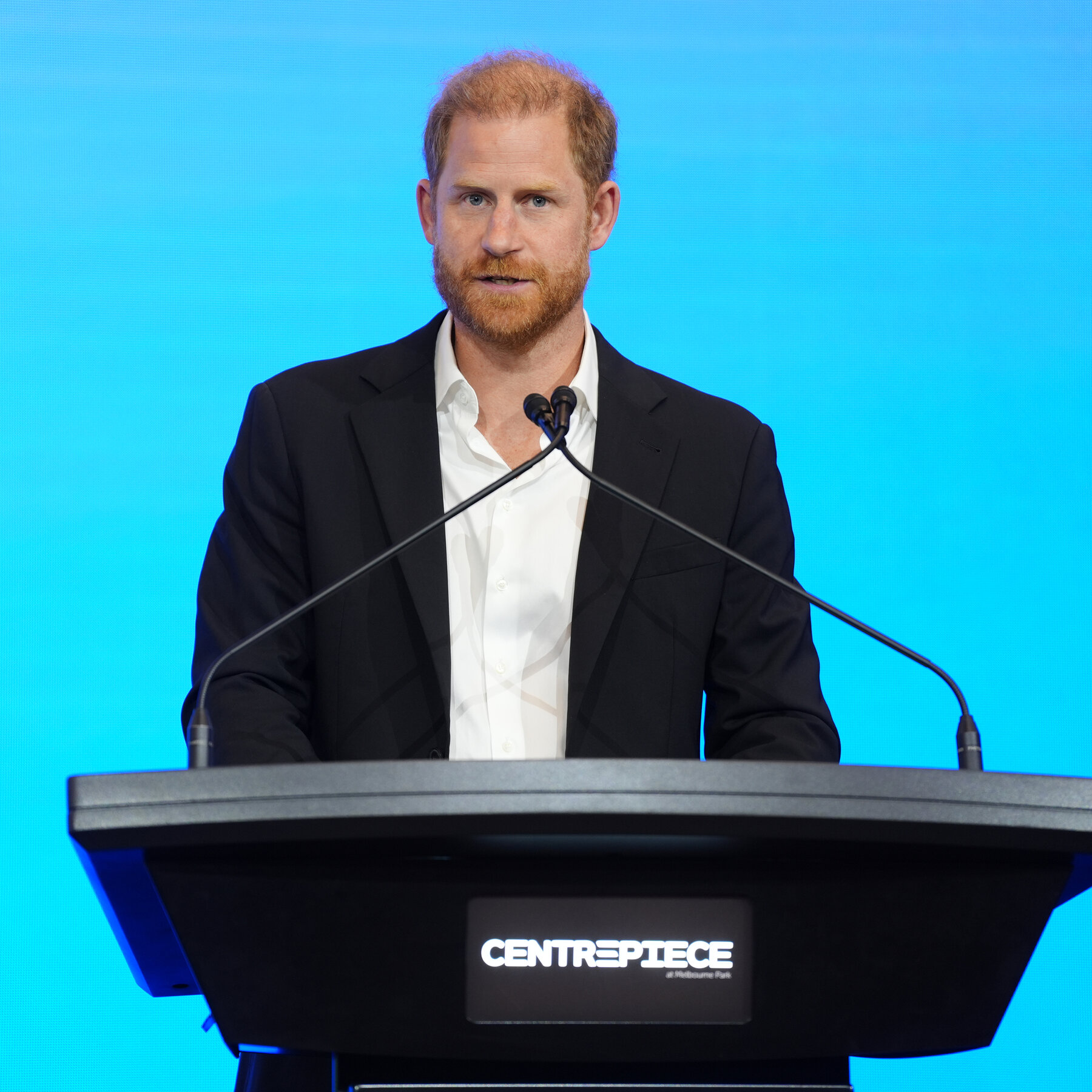 Pangeran Harry saat melakukan kunjungan di masa lalu. Ia akan kembali terbang ke London tanpa didampingi istri dan anak-anaknya.