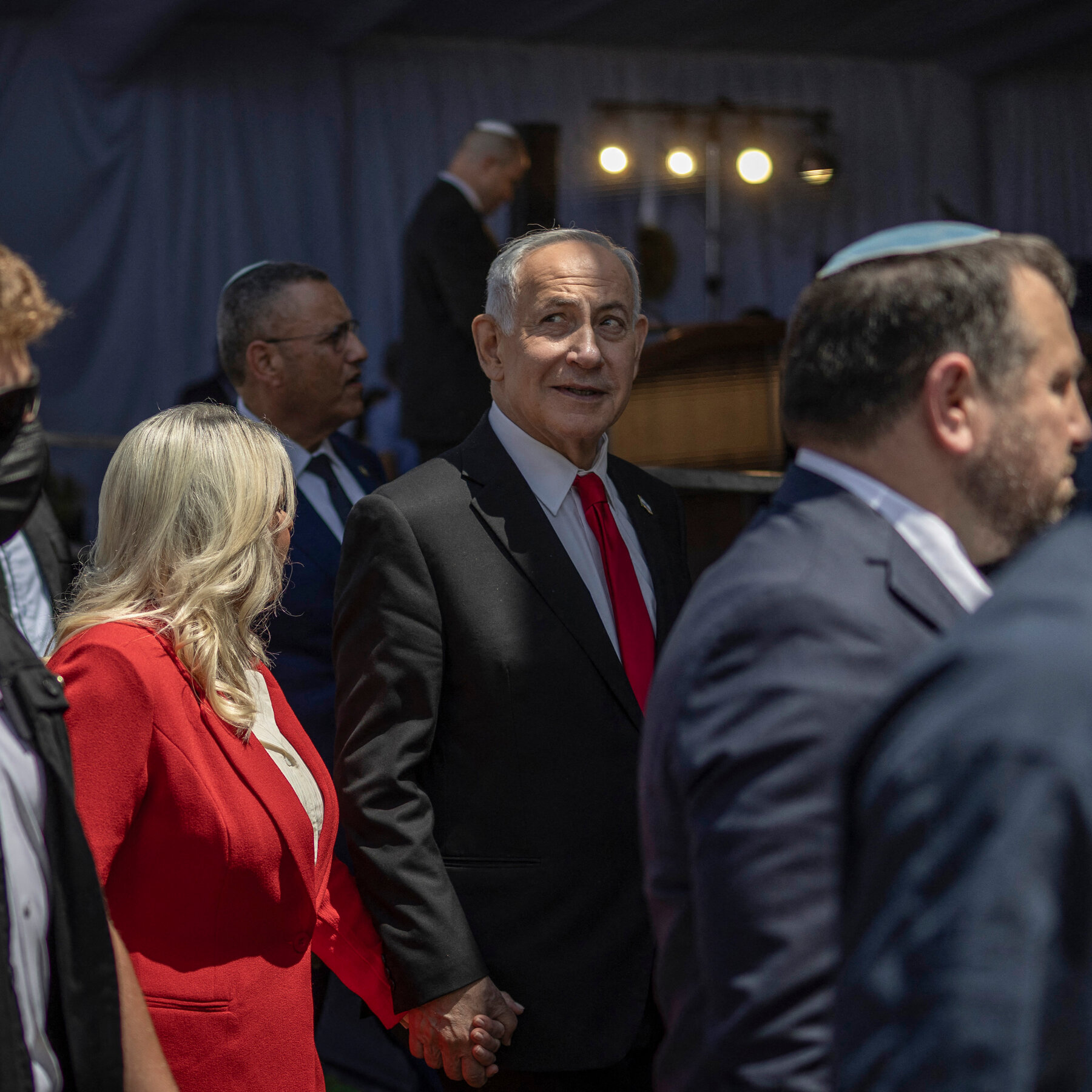 Perdana Menteri Benjamin Netanyahu (kiri) dan logo Mahkamah Agung Israel (kanan), simbol perseteruan panjang antara eksekutif dan yudikatif negara tersebut.