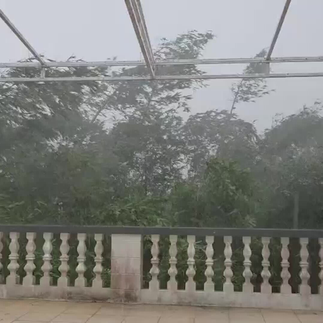 Visualisasi citra satelit Topan Bavi yang mengindikasikan kekuatannya sebagai badai Kategori 5, bergerak mendekati wilayah Pasifik AS.