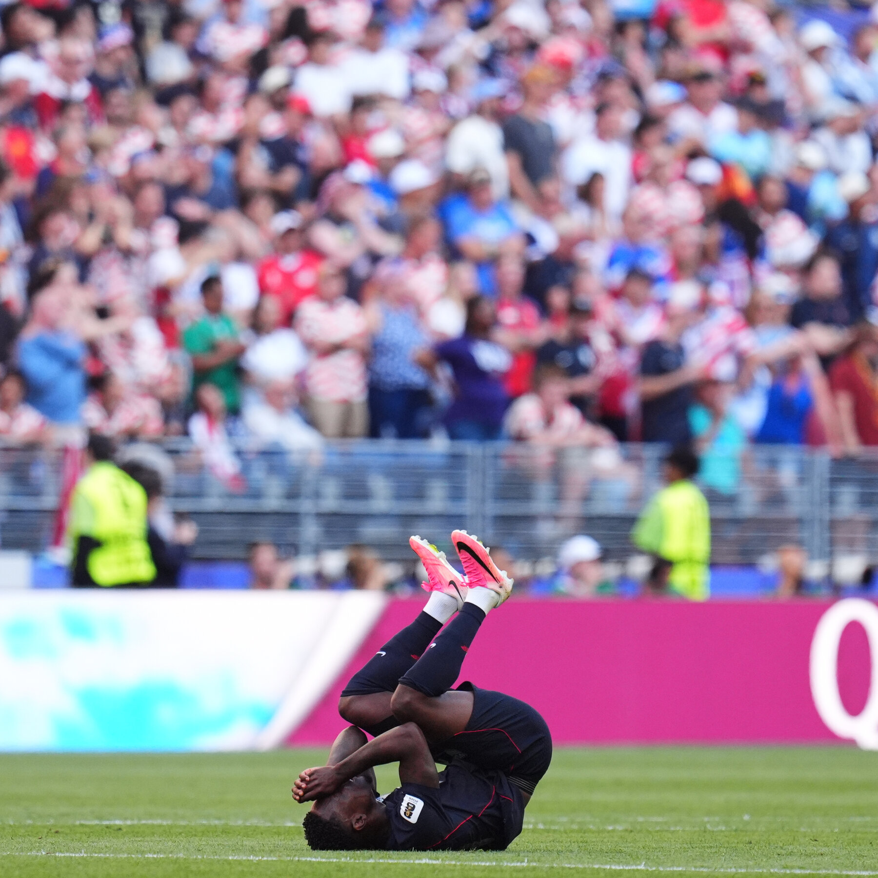Timnas Amerika Serikat di Piala Dunia: Sebuah kekecewaan sesaat yang tidak menyurutkan optimisme terhadap masa depan sepak bola di negara tersebut.