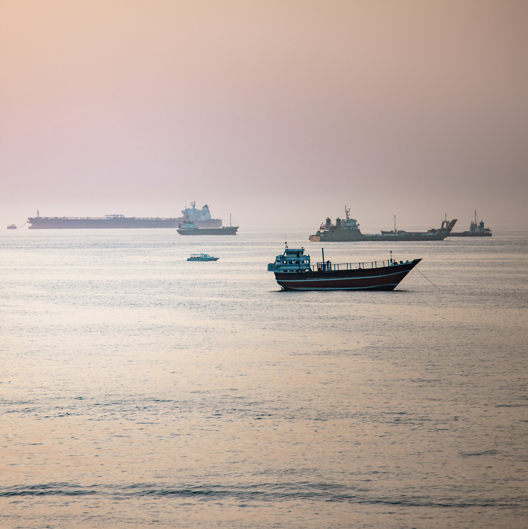 Kapal tanker melintasi Selat Hormuz, jalur strategis yang krusial bagi pasokan minyak global dan kerap menjadi titik panas ketegangan geopolitik.