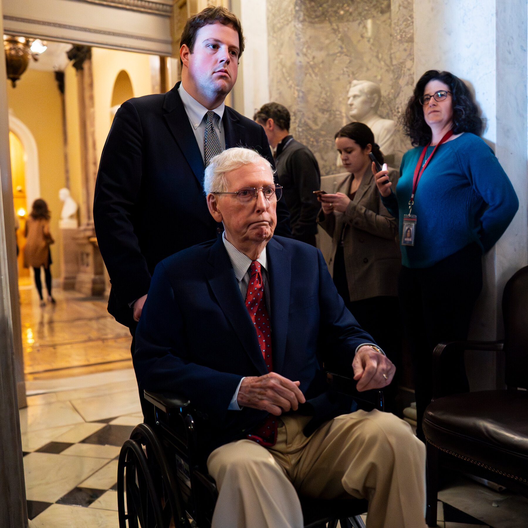 Senator Mitch McConnell, pemimpin minoritas Senat AS, menjadi subjek spekulasi kesehatan setelah tiga minggu dirawat di rumah sakit.